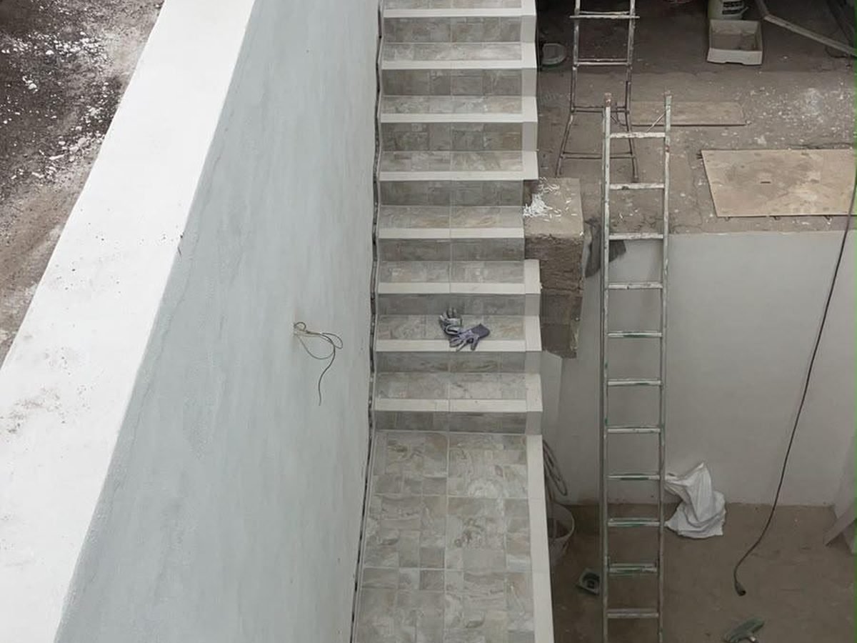 Escalera exterior alicatada con gres y paredes pintadas por Pinturas y Reformas Abreu