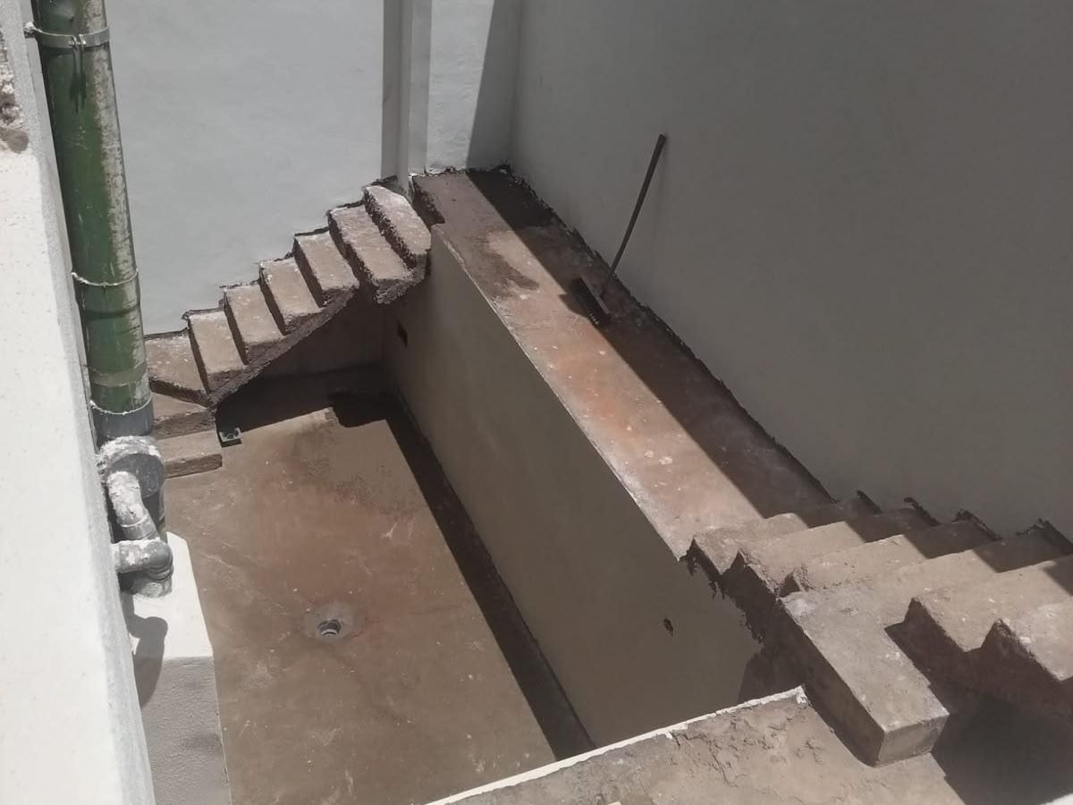 Patio exterior enfoscado en gris antes de colocar el gres