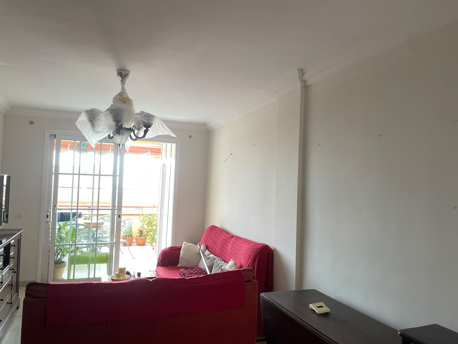 Salón reformado y pintado por Pinturas y Reformas Abreu en el sur de Tenerife